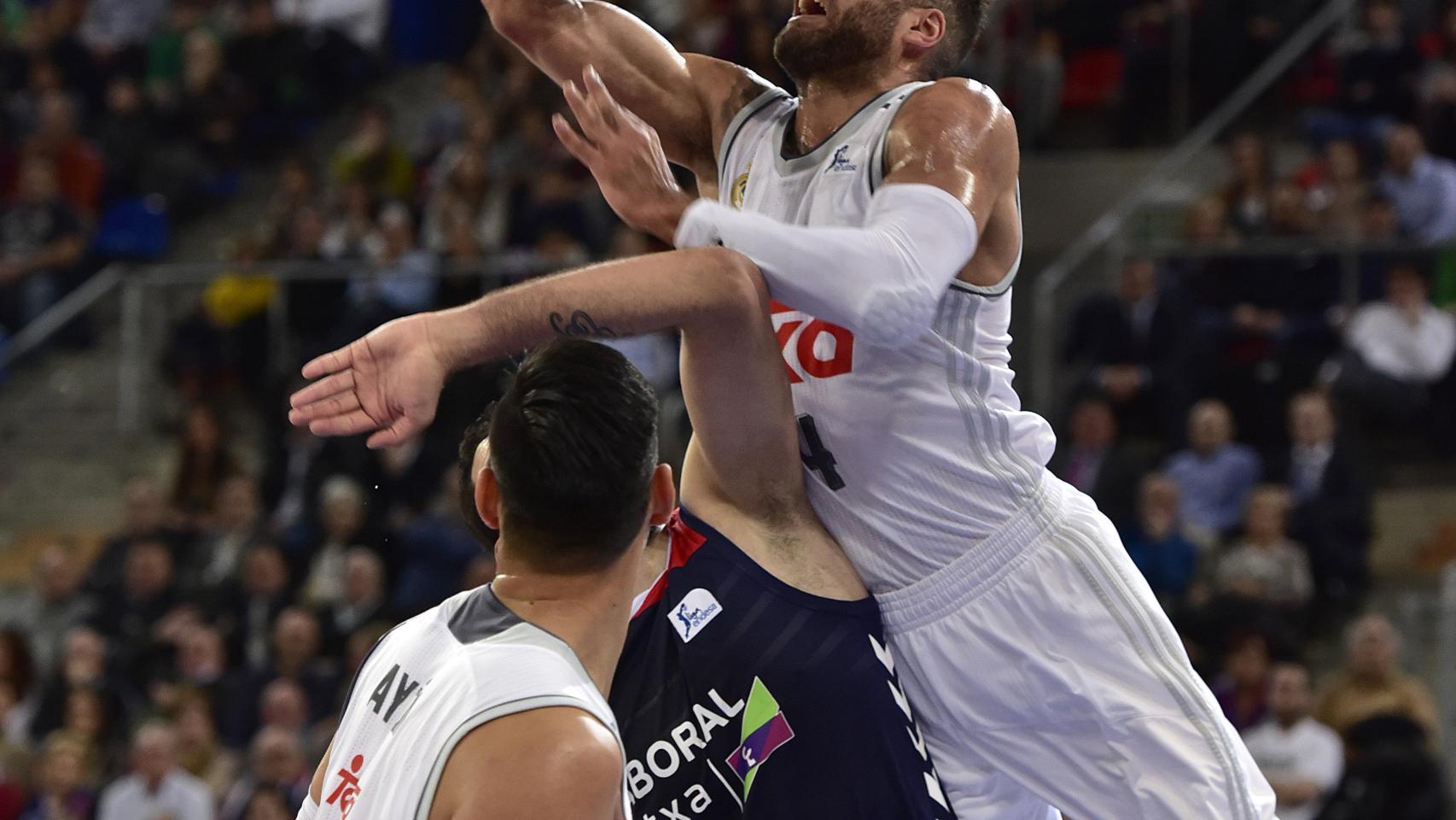 Jeffery Taylor entra a canasta ante Ioannis Bourousis en el Baskonia-Real Madrid.