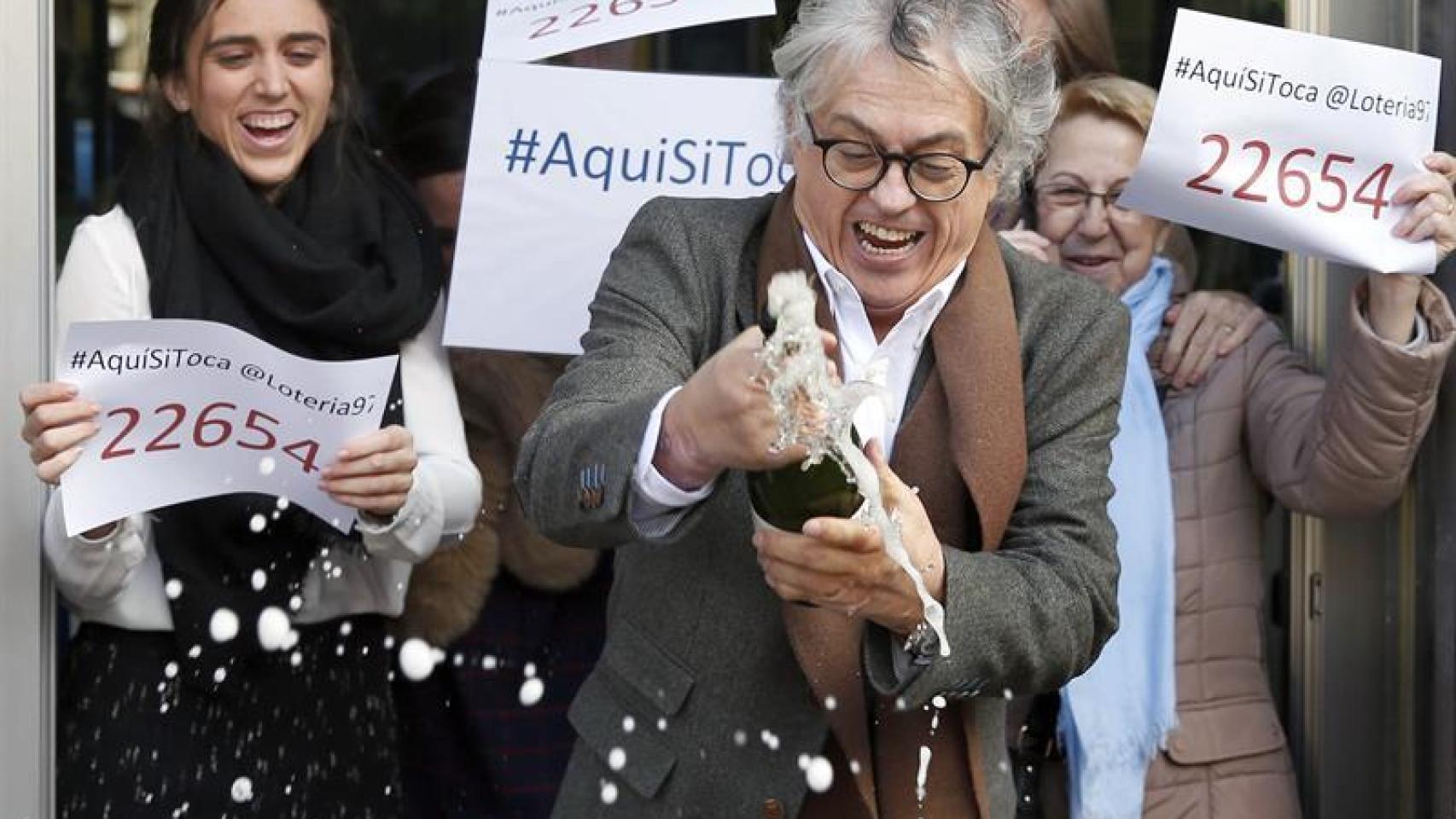 El titular de una administración de Barcelona celebra haber repartido el primer premio.