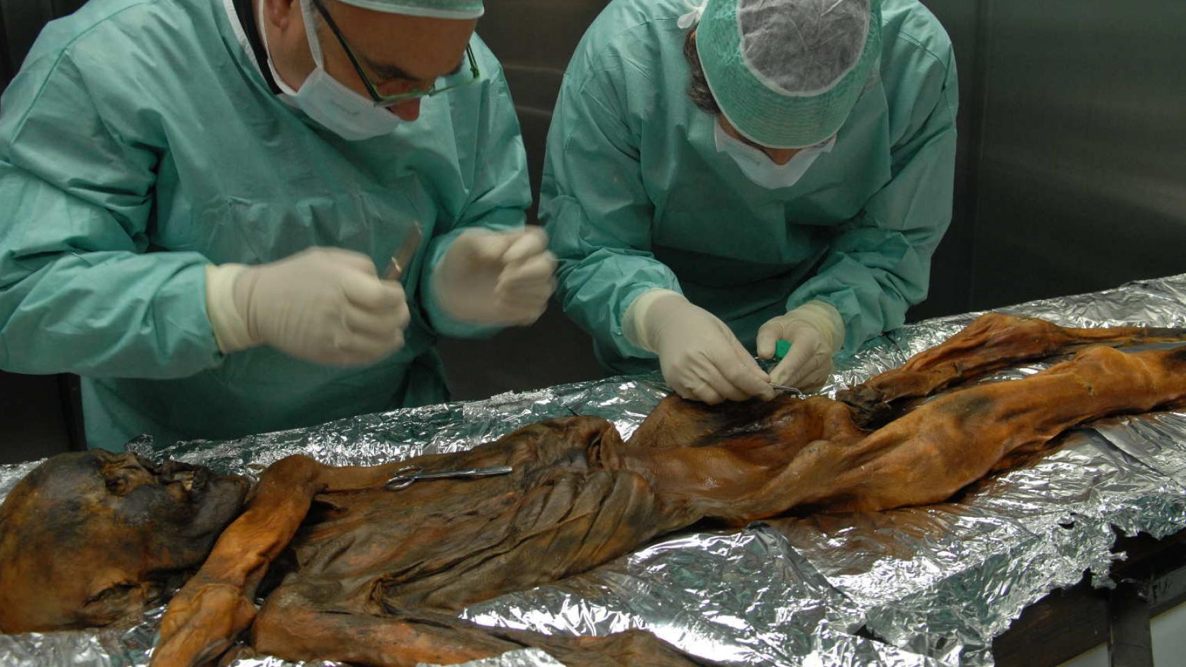 Dos investigadores toman biopsias a la momia en noviembre de 2010.