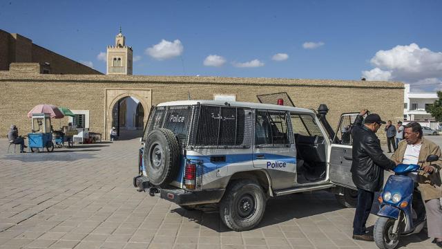 Mezquita Sidi Sahbi en Kairouan, con presencia policial constante.