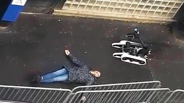 Un robot de la policía examina el cuerpo del asaltante