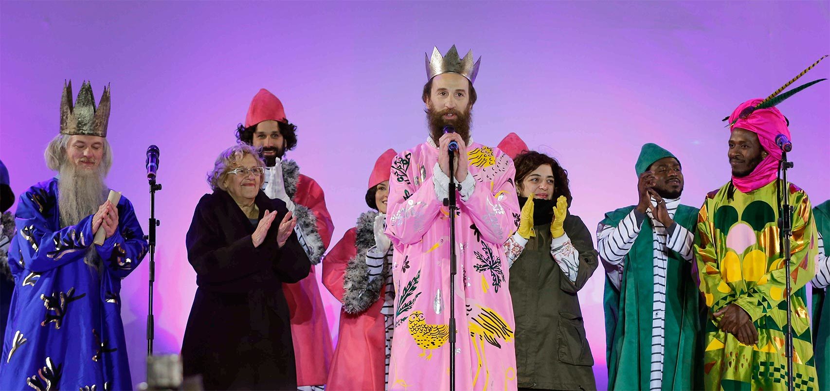 La alcaldesa Carmena sigue el discurso de los Reyes Magos.