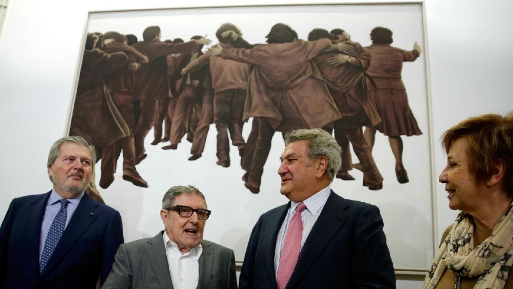 Juan Genovés (en el centro), con Jesús Posada, Íñigo Méndez de Vigo y Celia Villalobos.