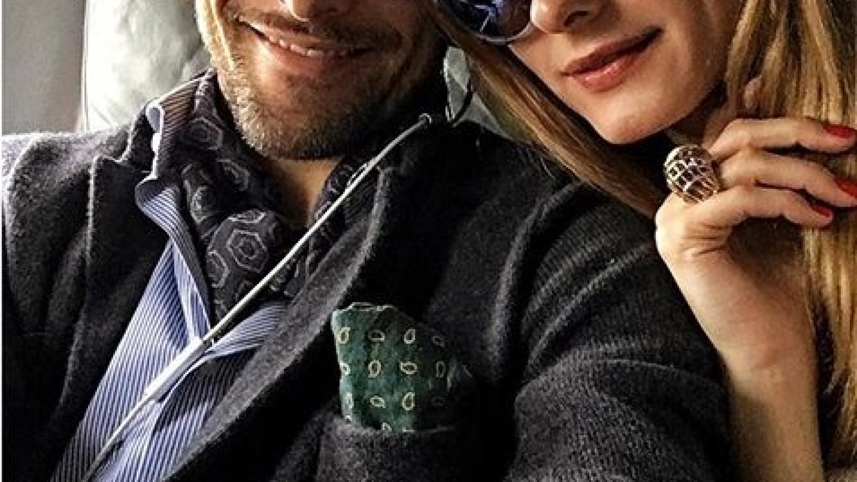 Johanes Huebl con Olivia Palermo y repleto de complementos