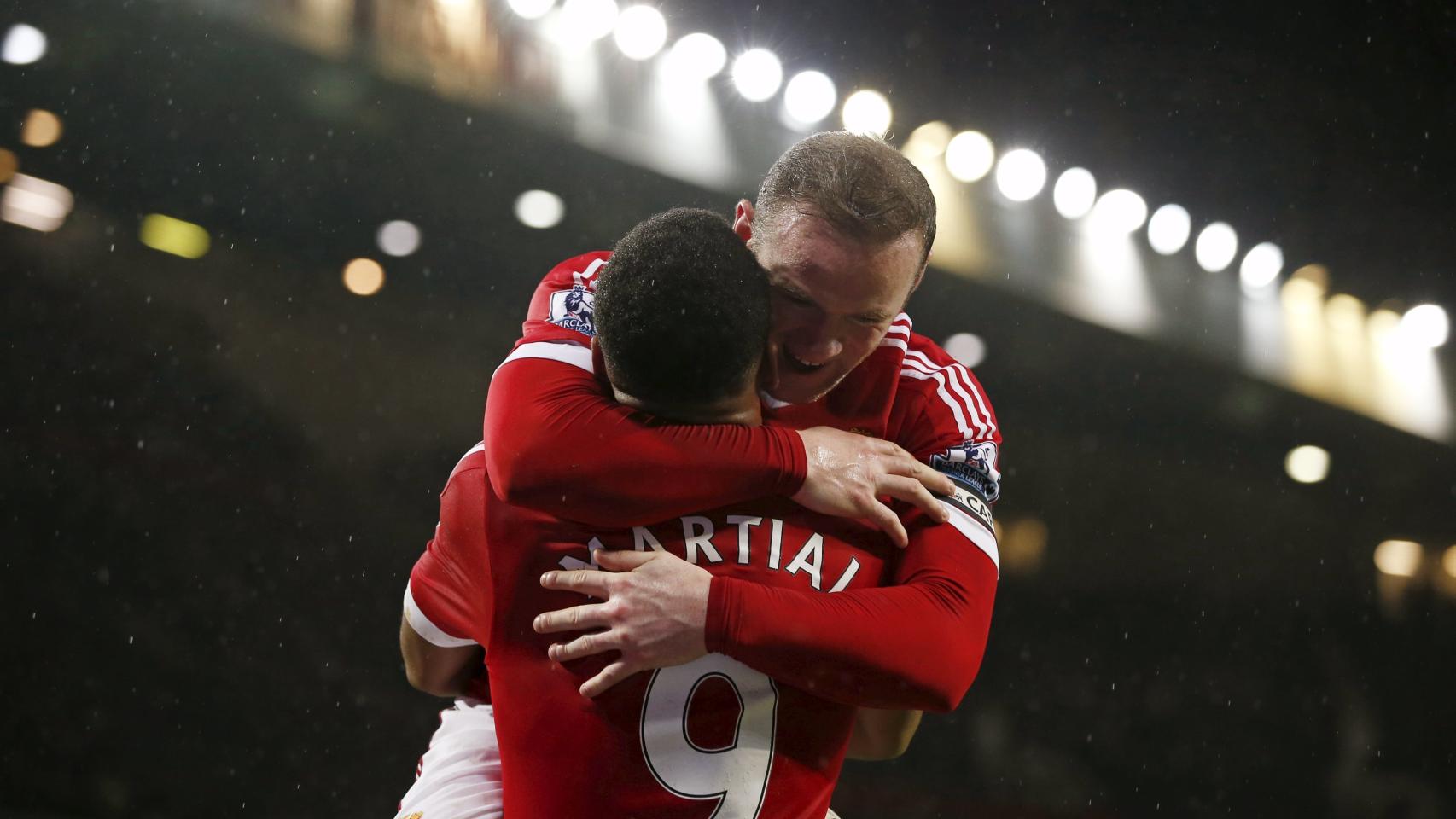 Martial y Rooney celebran un gol.