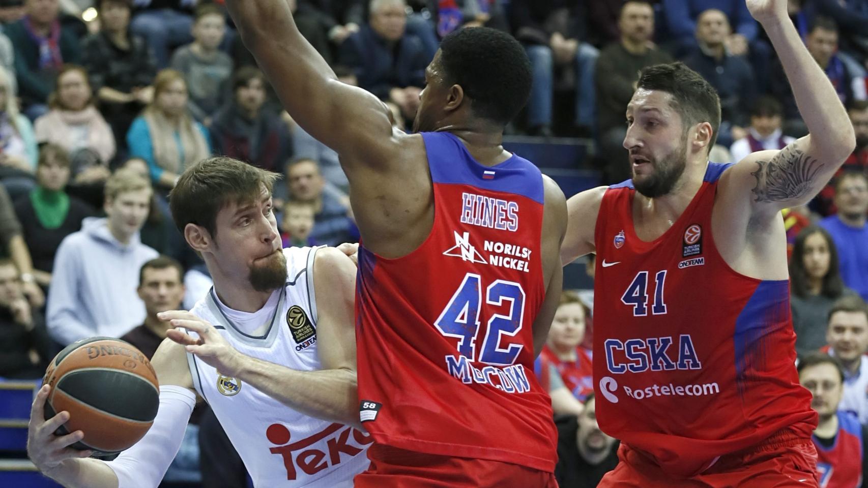 Nocioni intenta pasar el balón ante la defensa de Hines y Kurbanov.