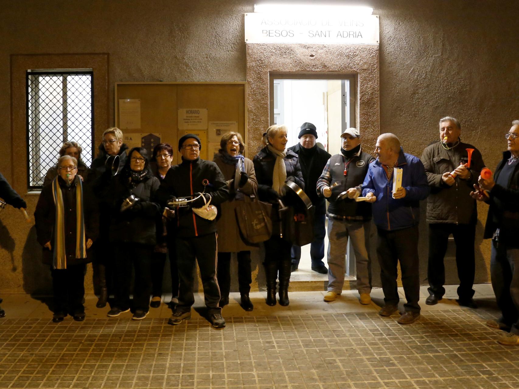 Cacerolada en el barrio de Besòs