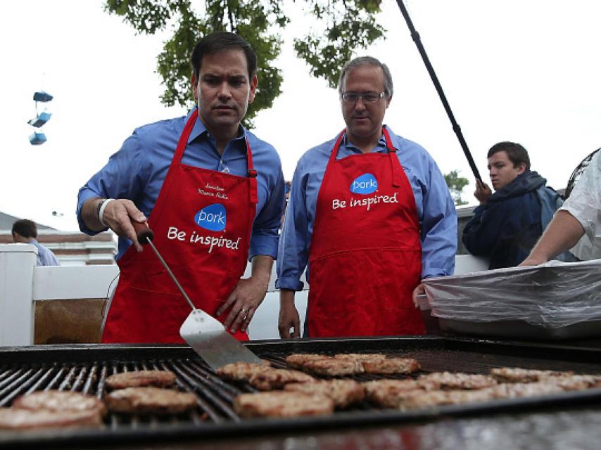 Rubio, durante una barbacoa en Iowa.