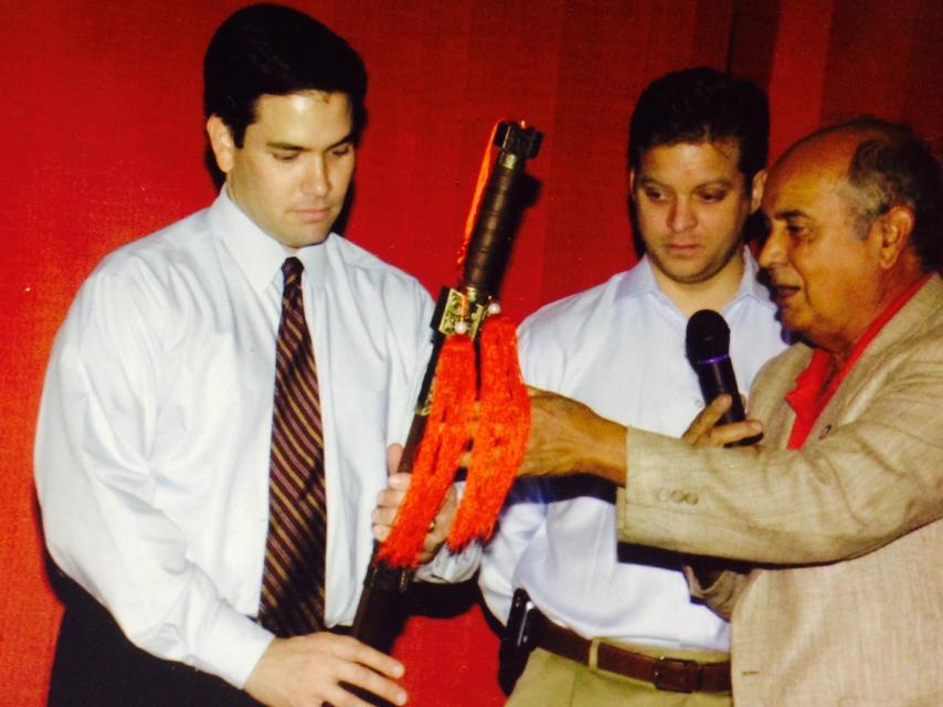 Rubio recibe el sable de Modesto Pérez.