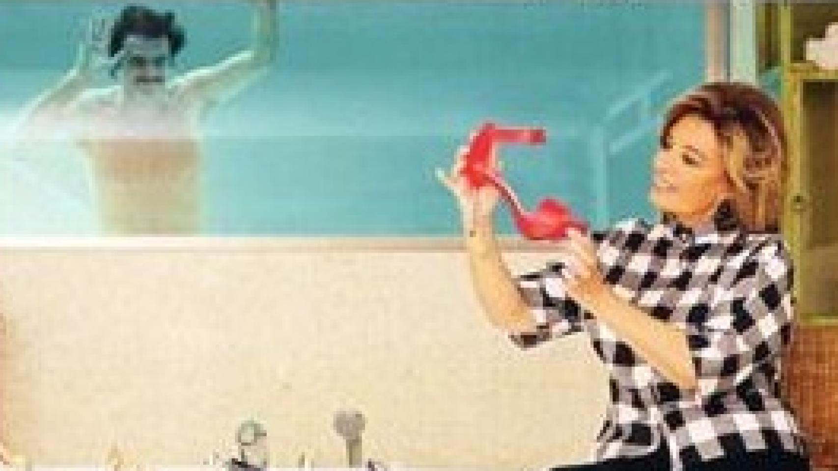 Maria Teresa Campos muestra sus zapatos con Edmundo en la piscina cubierta