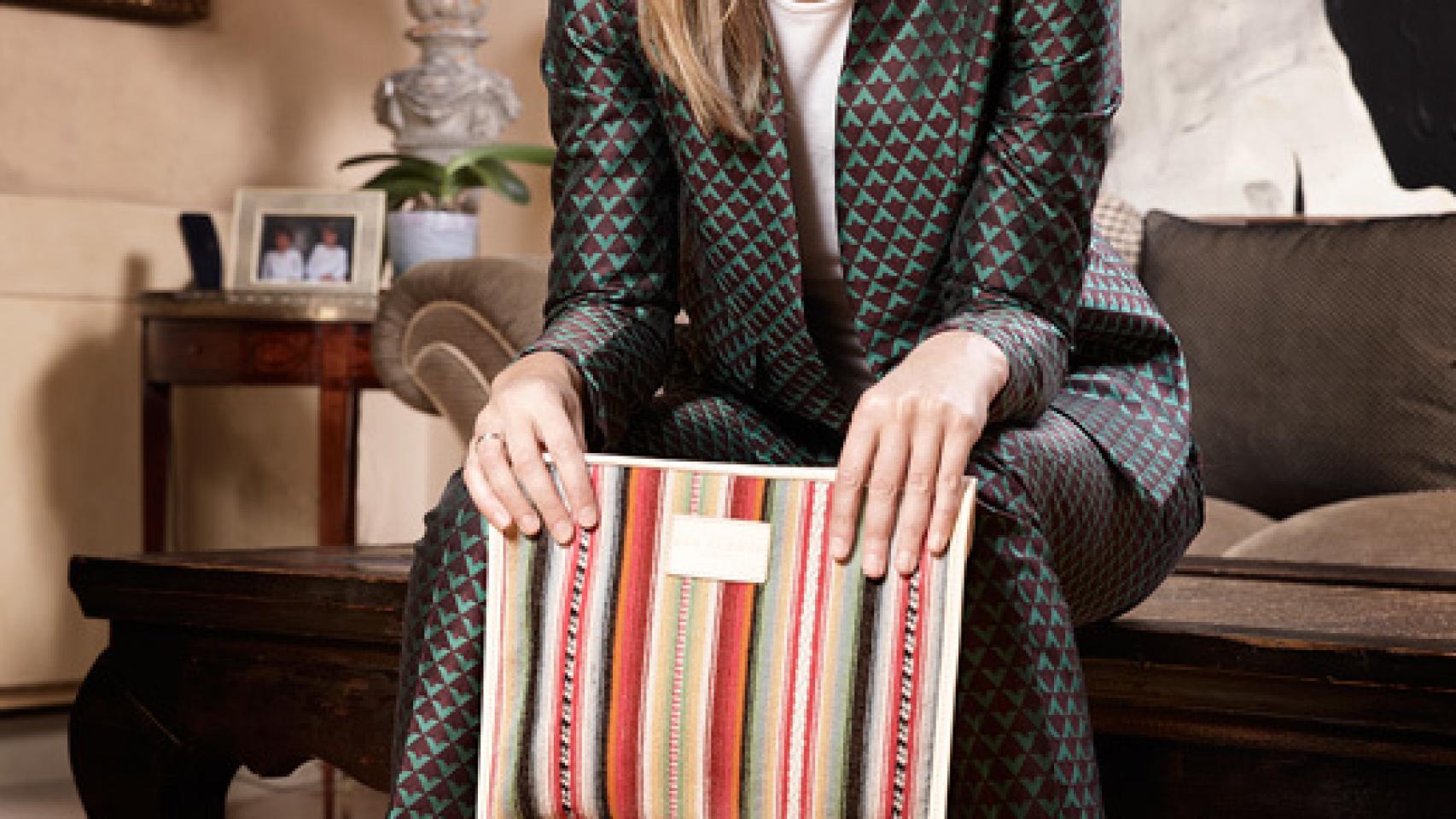 Mar Flores sonríe en la presentación de sus bolsos