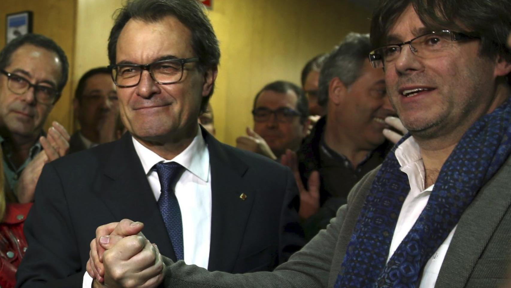 Artur Mas estrecha la mano del alcalde de Girona, Carles Puigdemont.