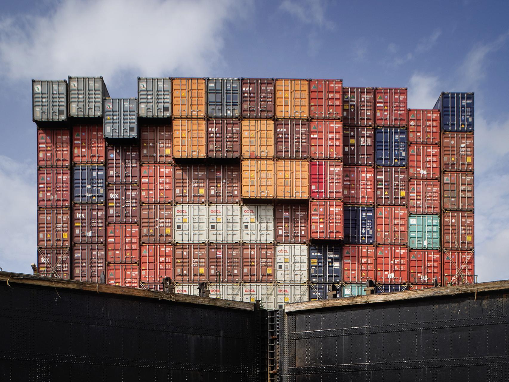 Un buque se dispone a entrar en una esclusa.