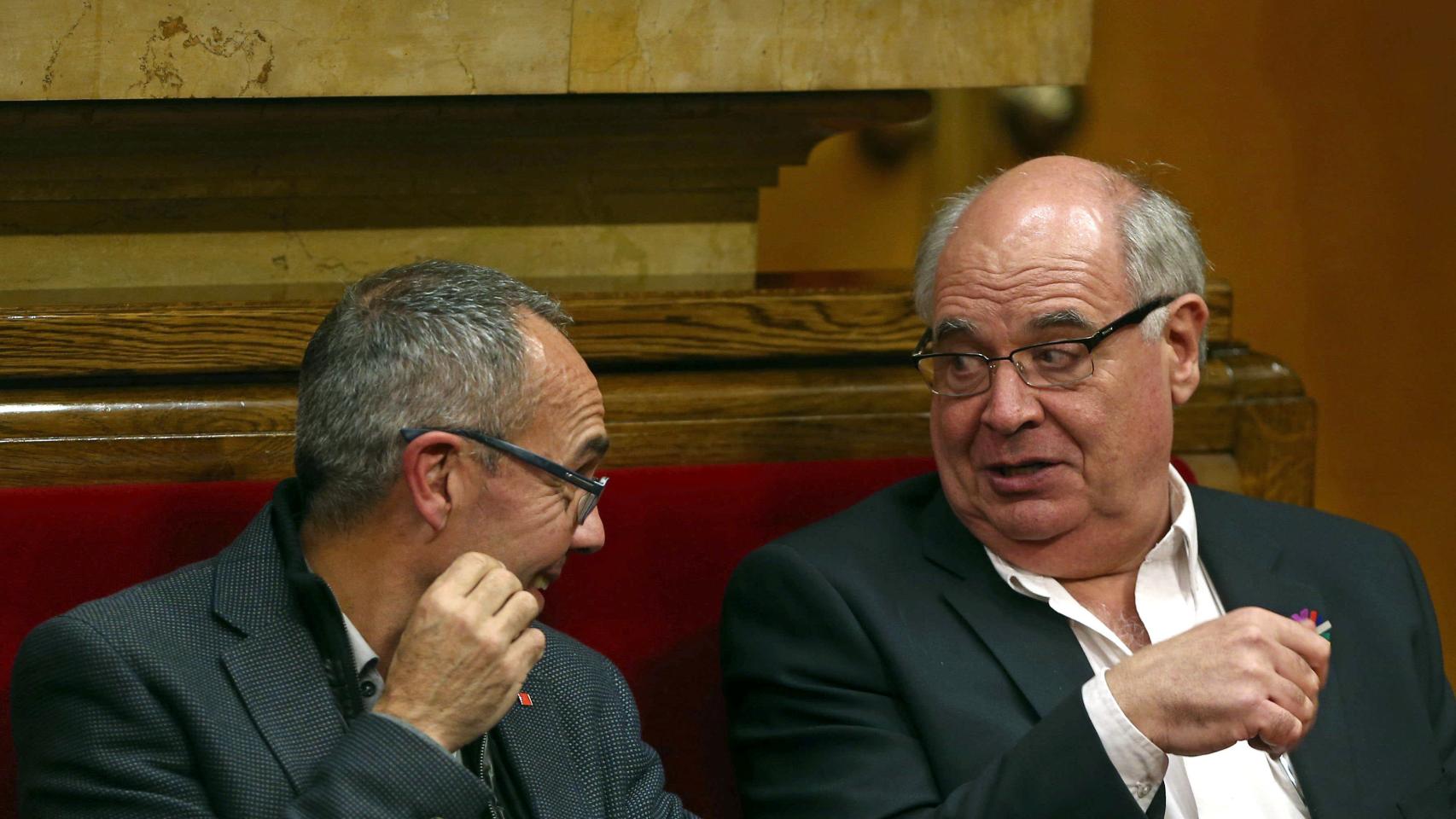 Lluís Rabell conversa con Joan Coscubiela, el portavoz del grupo.