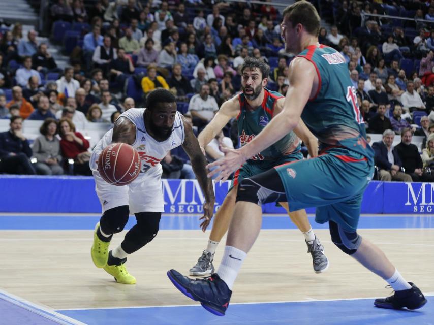 KC Rivers intenta penetrar ante la defensa de Sevilla durante el partido.