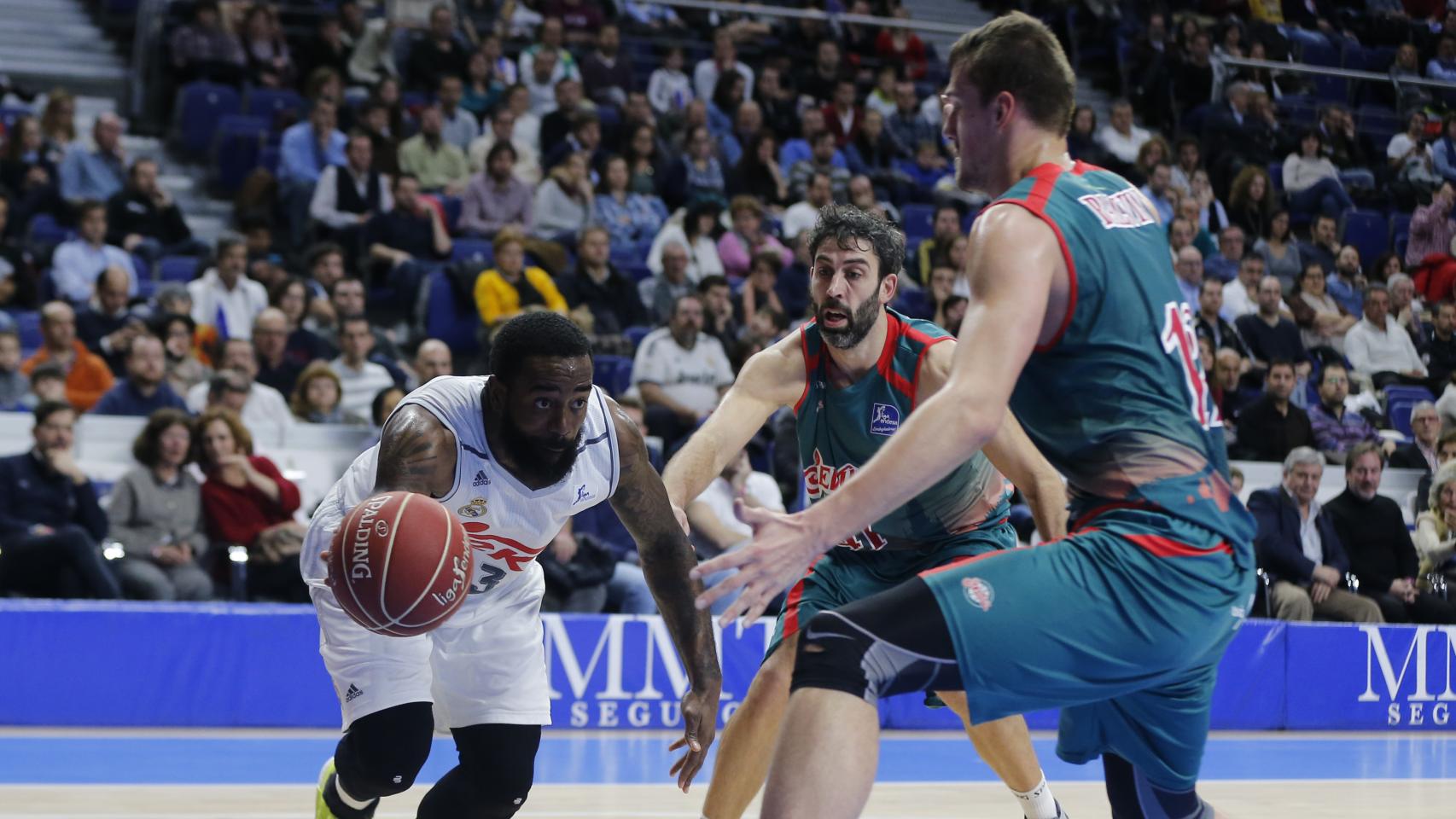 KC Rivers intenta penetrar ante la defensa de Sevilla durante el partido.