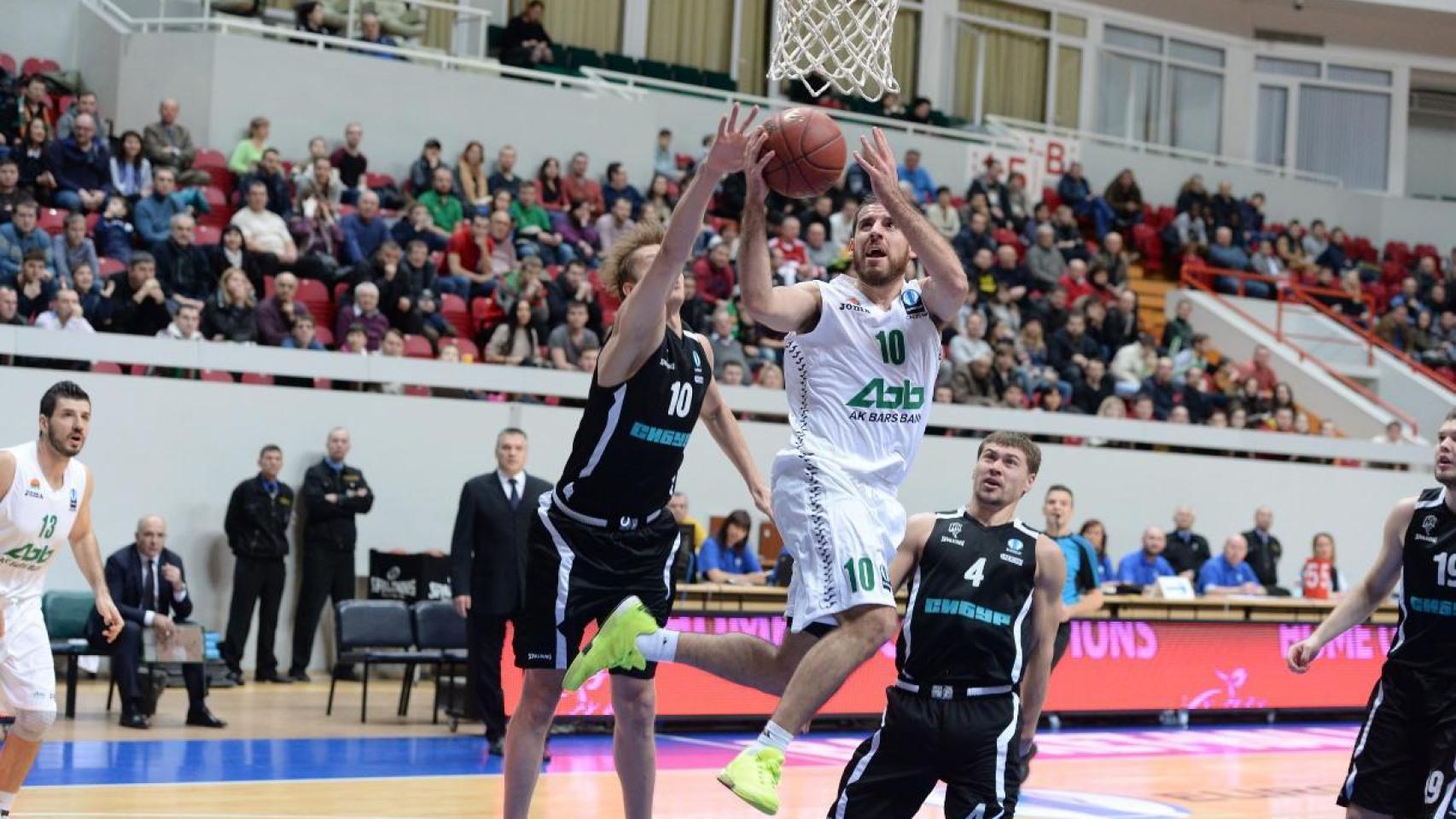 Quino Colom entra a canasta en el duelo ante el Nizhny Novgorod.