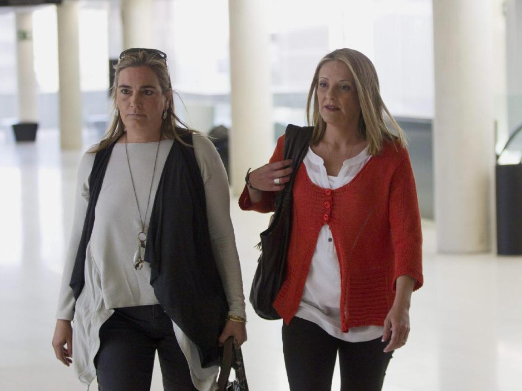 Julita Cuquerella (derecha) acompañada de una amiga (mayo de 2012)