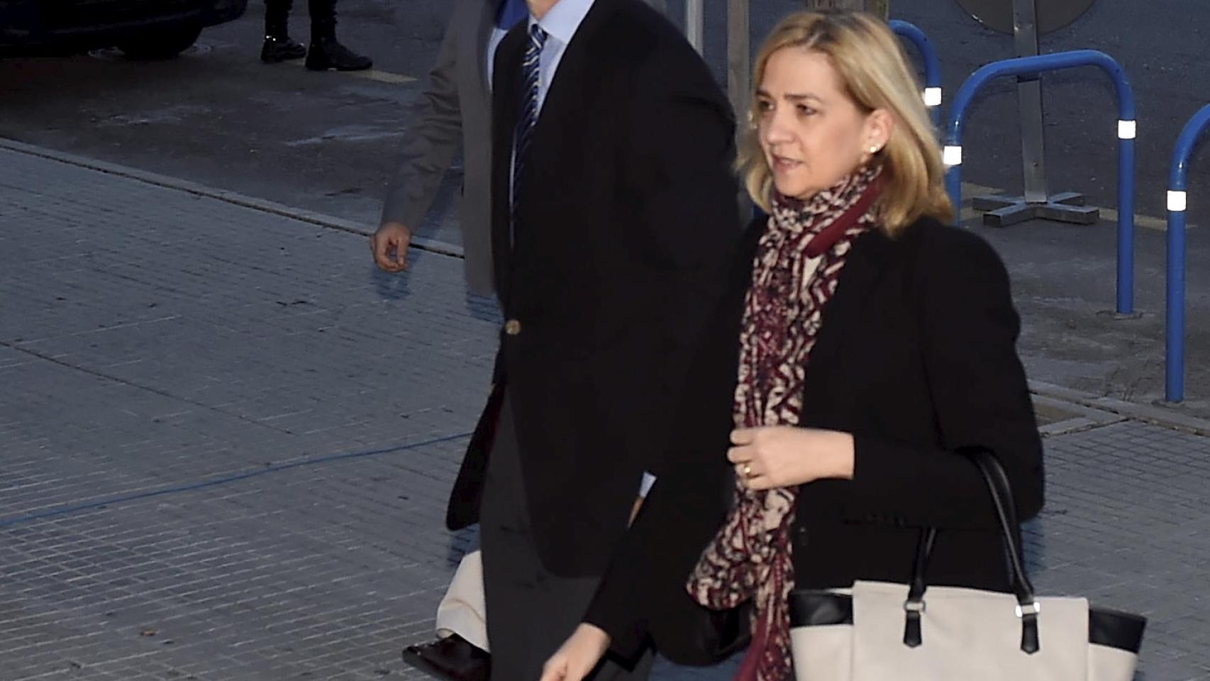 La Infanta este lunes volvió a elegir el negro y el gris para la primera sesión del juicio
