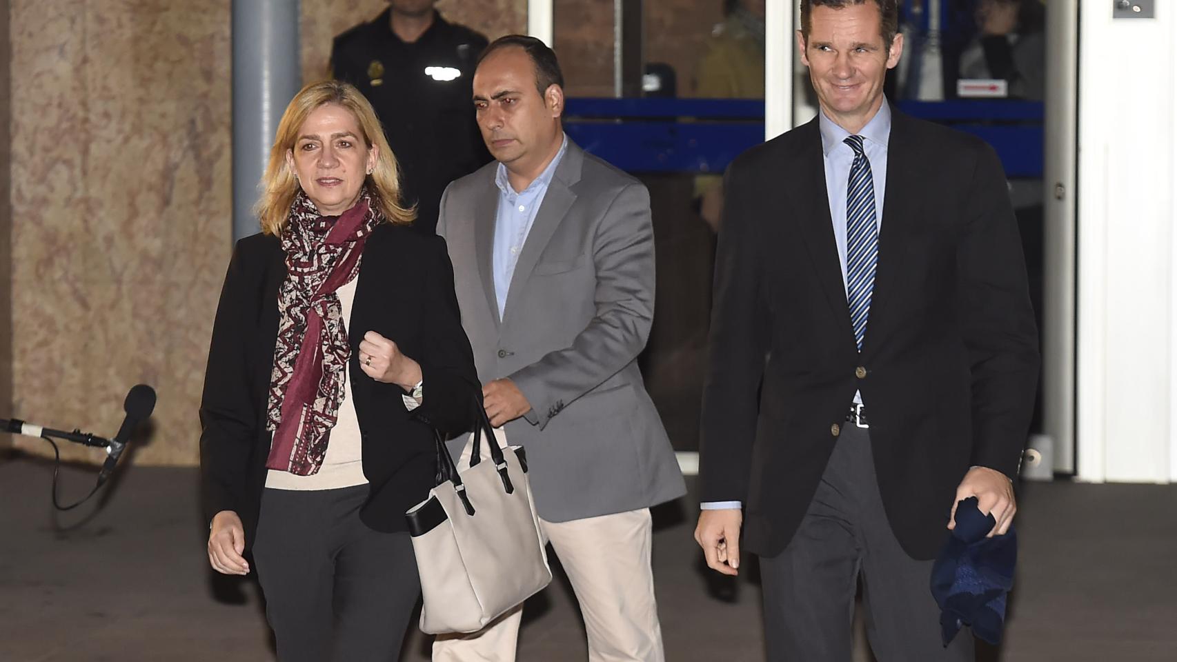 La Infanta pone mala cara a la prensa y su marido sonríe