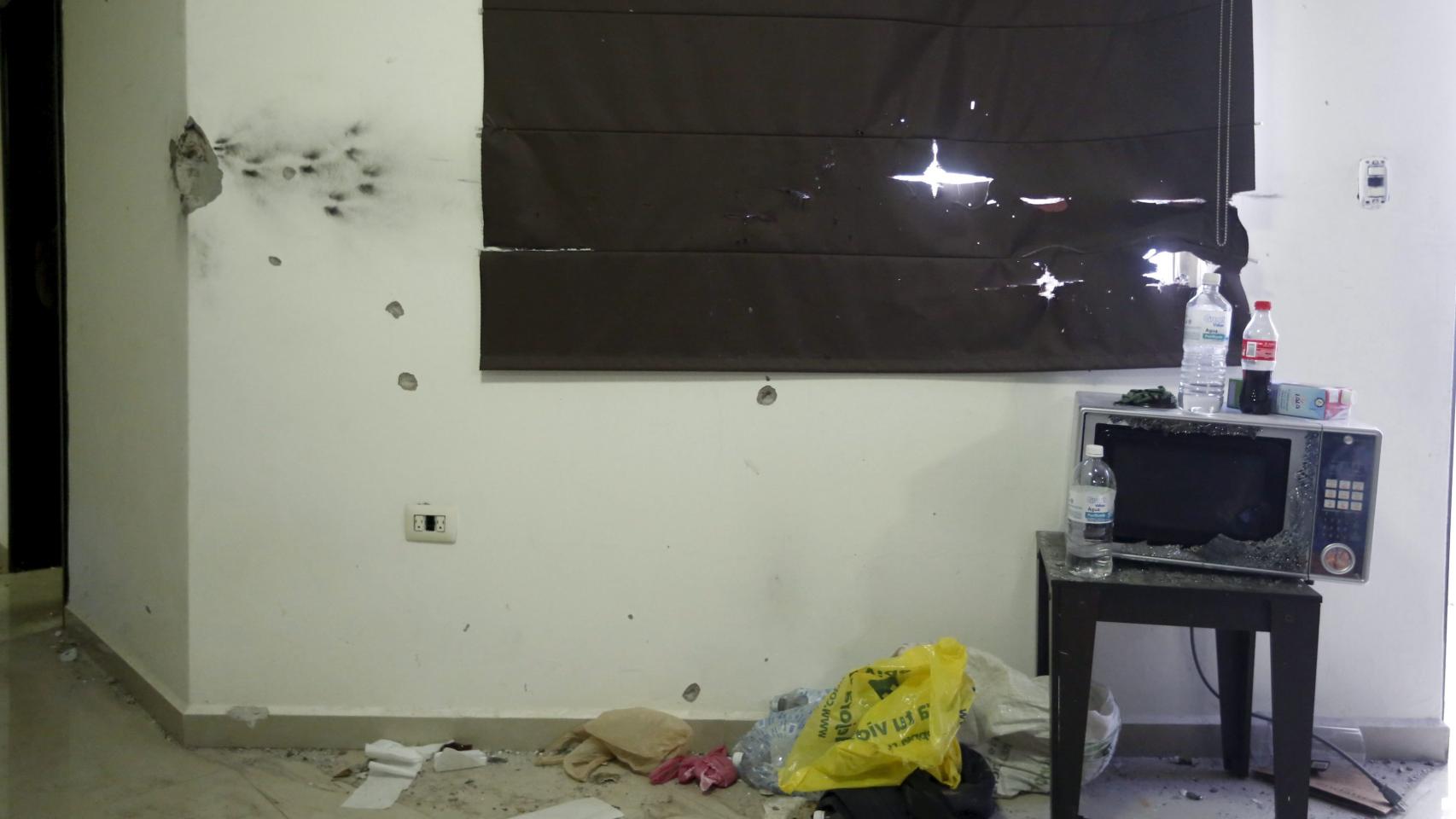 Un microondas destrozado por las balas en el piso franco en el que se escondía