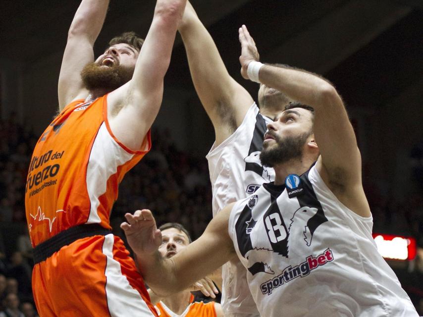 Shurna y Kakaroudis luchan por un rebote en el Valencia-PAOK de Eurocup.