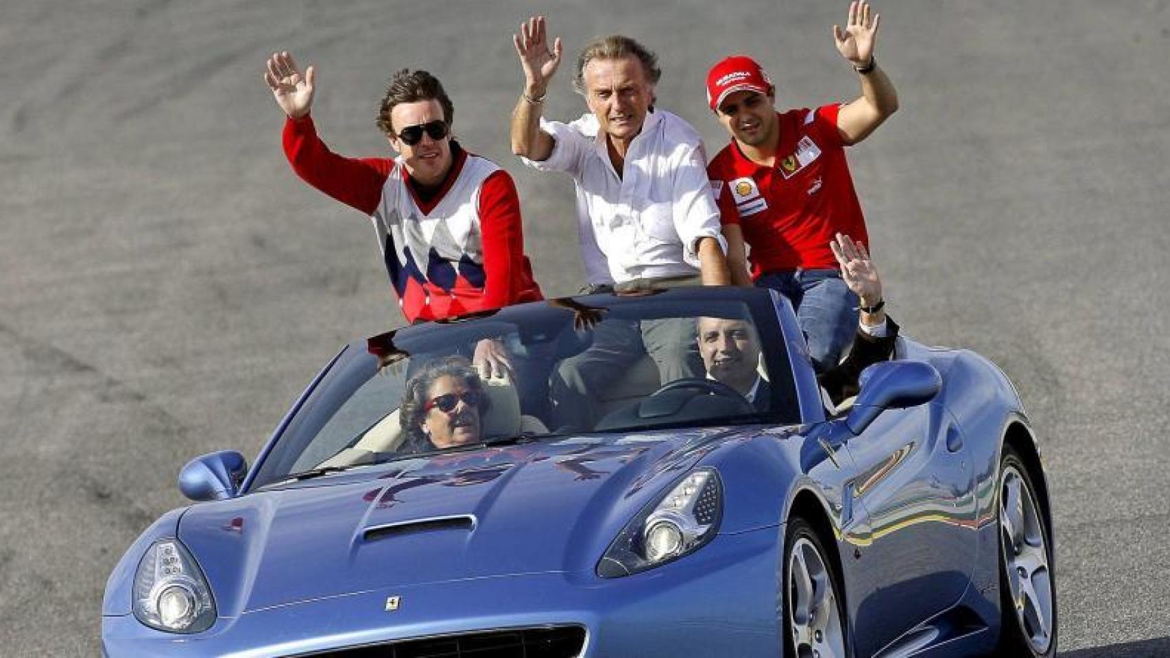 Rita Barberá y Francisco Camps en el interior de un coche en el circuito de Fórmula1