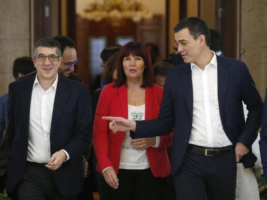 Patxi López, junto a Micaela Navarro y Pero Sánchez, llegando a la reunión en el Congreso.