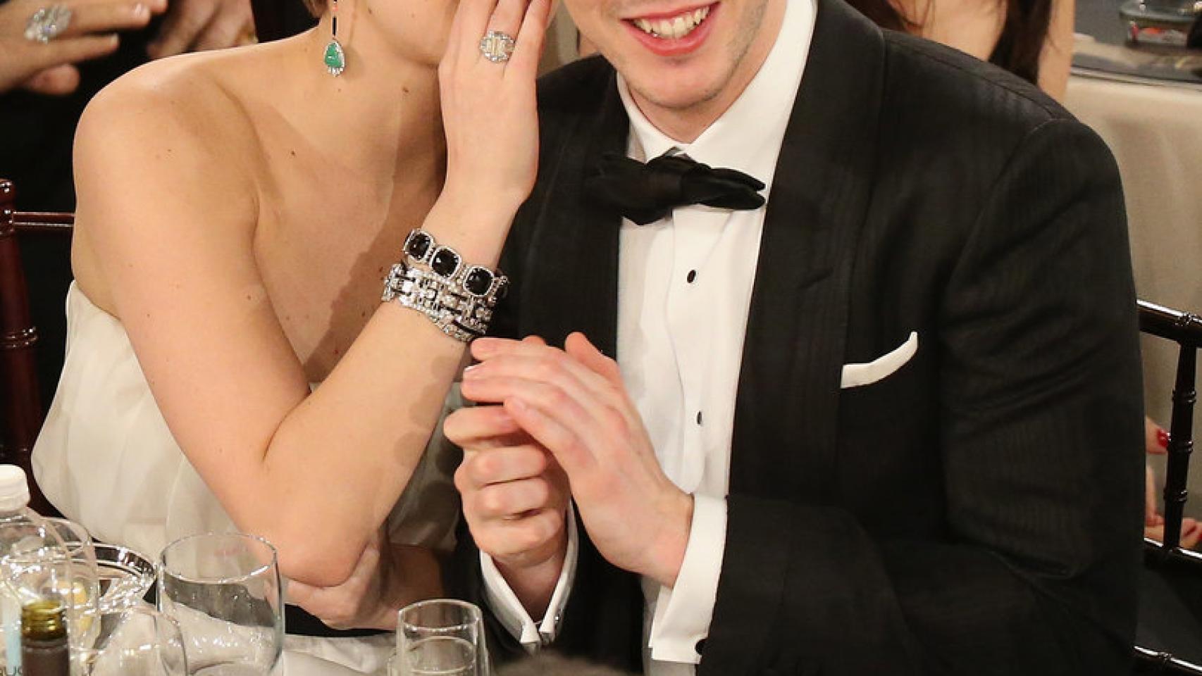 Jennifer Lawrence cotillea algo con su novio Nicholas Hoult