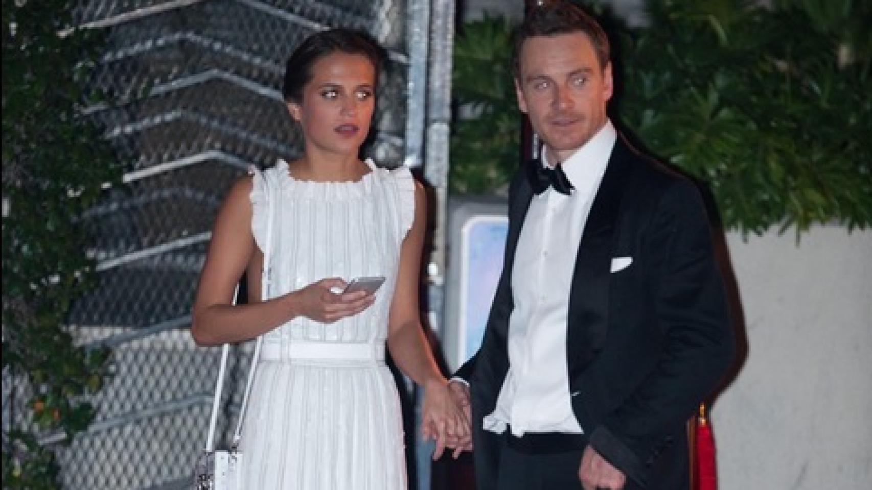 Alicia Vikander y Michael Fassbender se dan la mano a la espera de su limusina