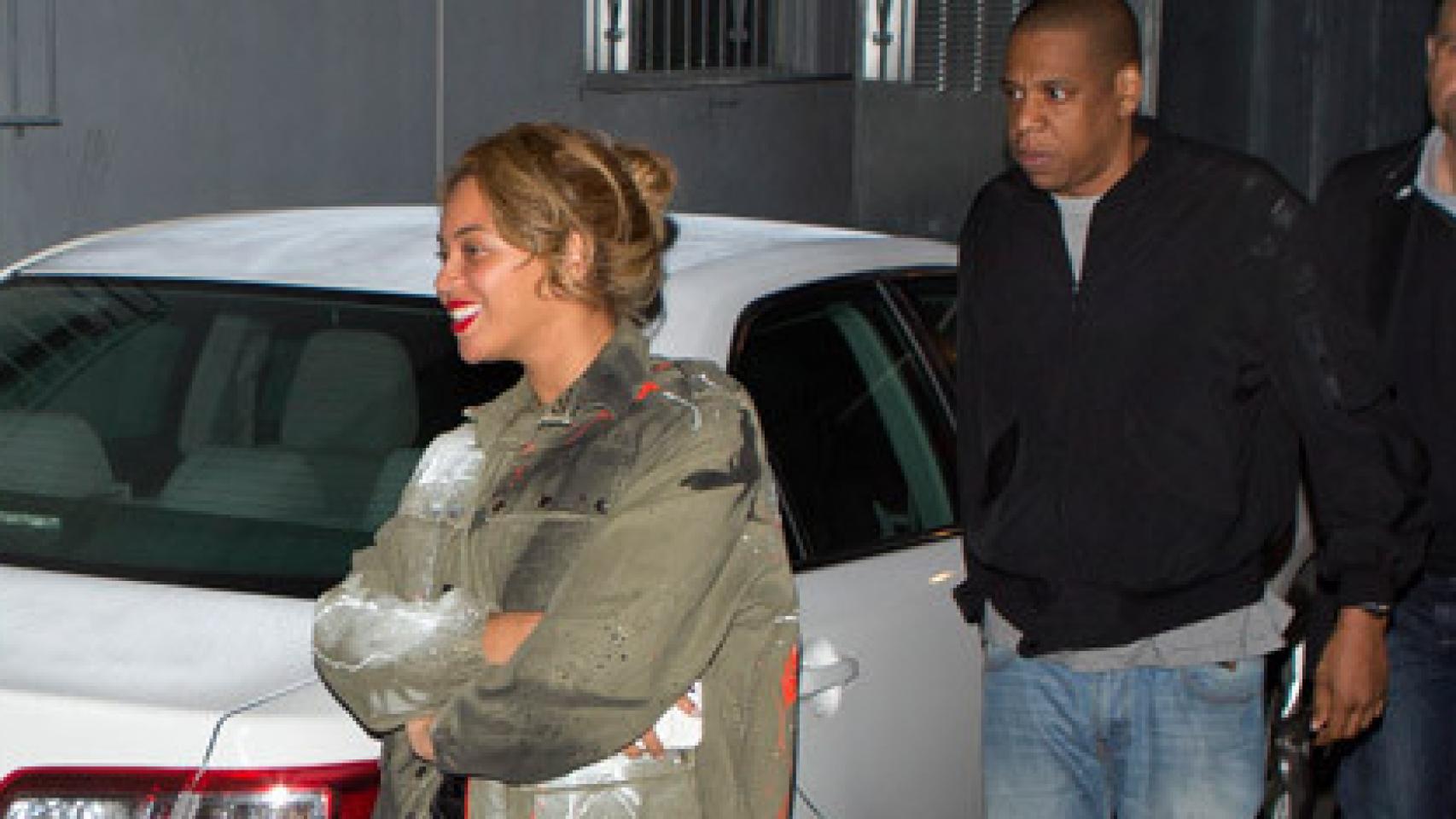 Beyoncè se cubre la tripa ante los fotógrafos acompañada por Jay Z
