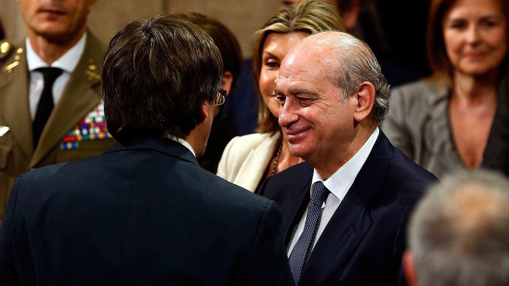 Puigdemont saluda al ministro de Interior, Fernández Díaz, tras la posesión