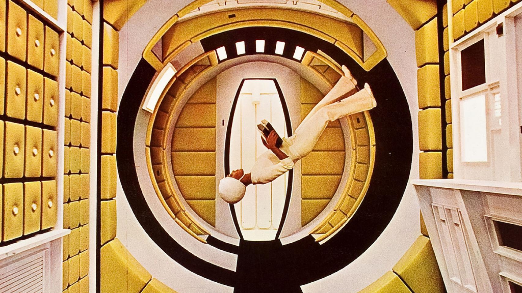 Unos primates descubren un monolito que los conduce a un estadio de inteligencia superior