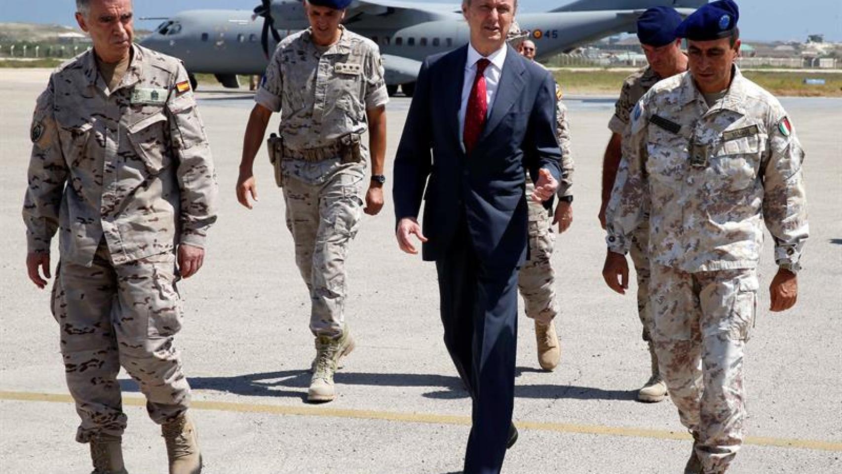 Pedro Morenés, acompañado por el JEMAD y el jefe de la EUTM-Somalia.