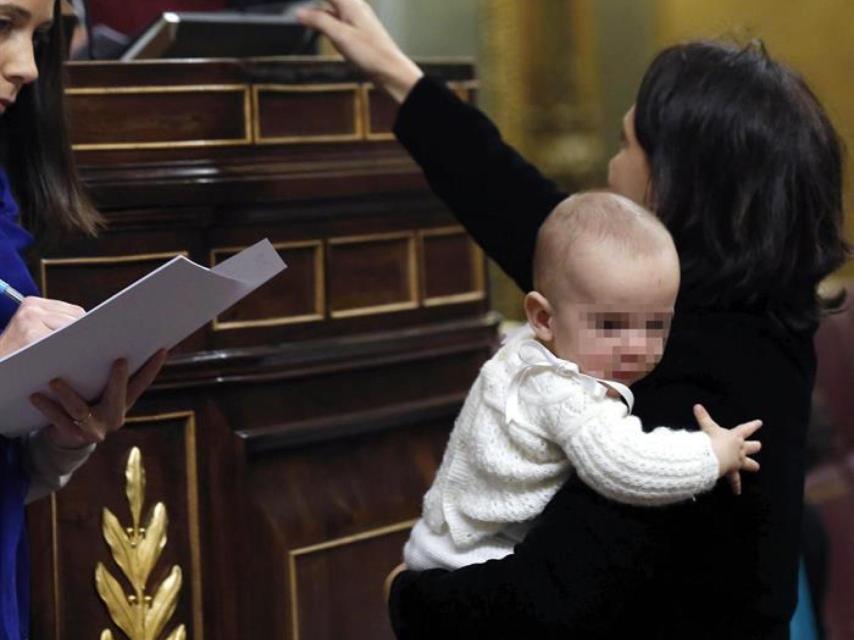 El hijo de Bescansa, objeto de las fotos del Congreso de los Diputados