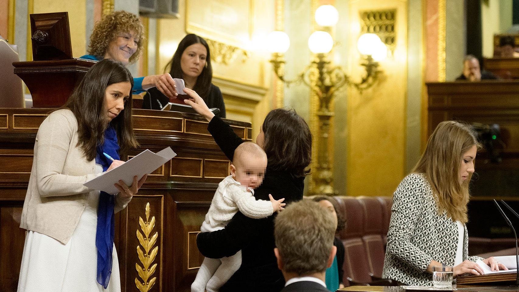 Bescansa vota con su hijo Diego en el Cogreso.
