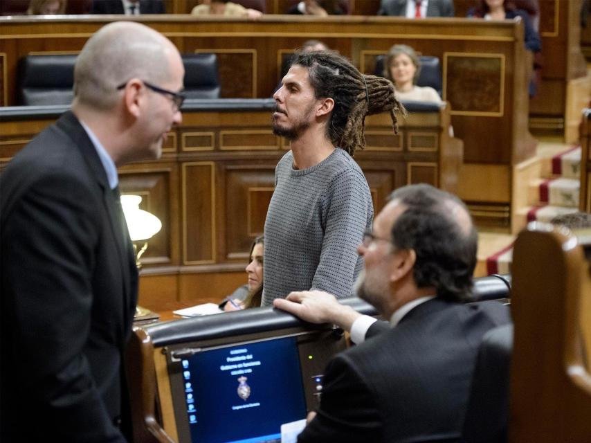 El diputado de Podemos, Alberto Rodríguez, se encamina a votar.