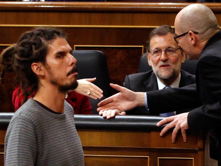 El diputado de Podemos Alberto Rodríguez pasa frente a Rajoy.