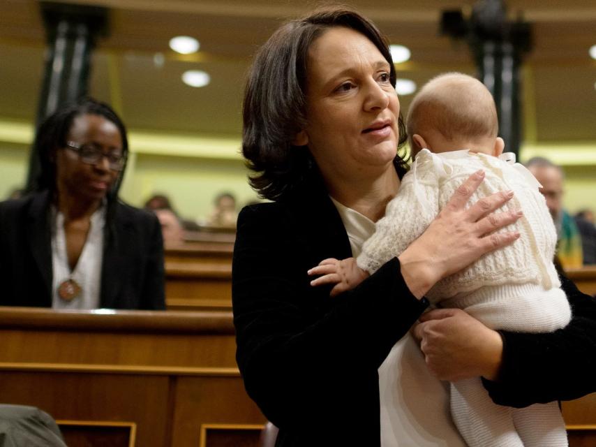 Bescansa, con su bebé, en el hemiciclo.