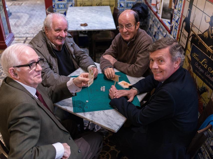 Javier Reverte jugando al mus.