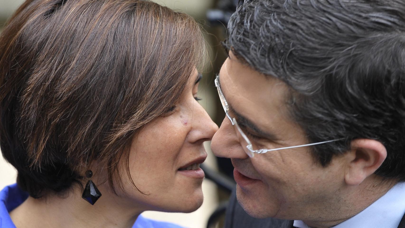 Cariñoso gesto entre Begoña Gil y su marido Patxi López