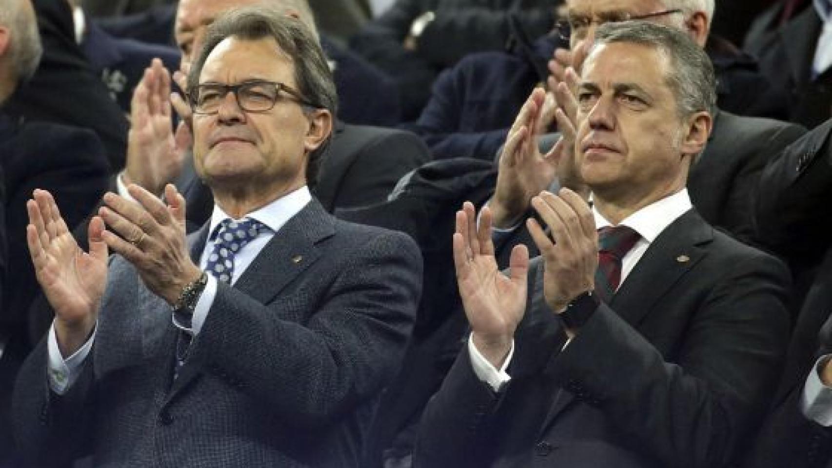 Artur Mas y el lehendakari Íñigo Urkullu, al comienzo del partido entre Cataluña y Euskadi en el Camp Nou