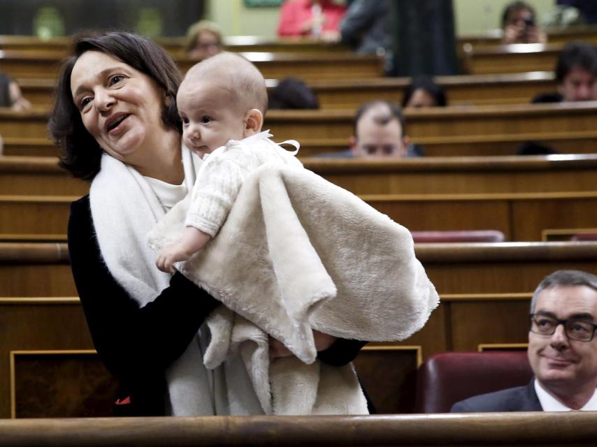 Carolina Bescansa sostiene a su hijo Diego.