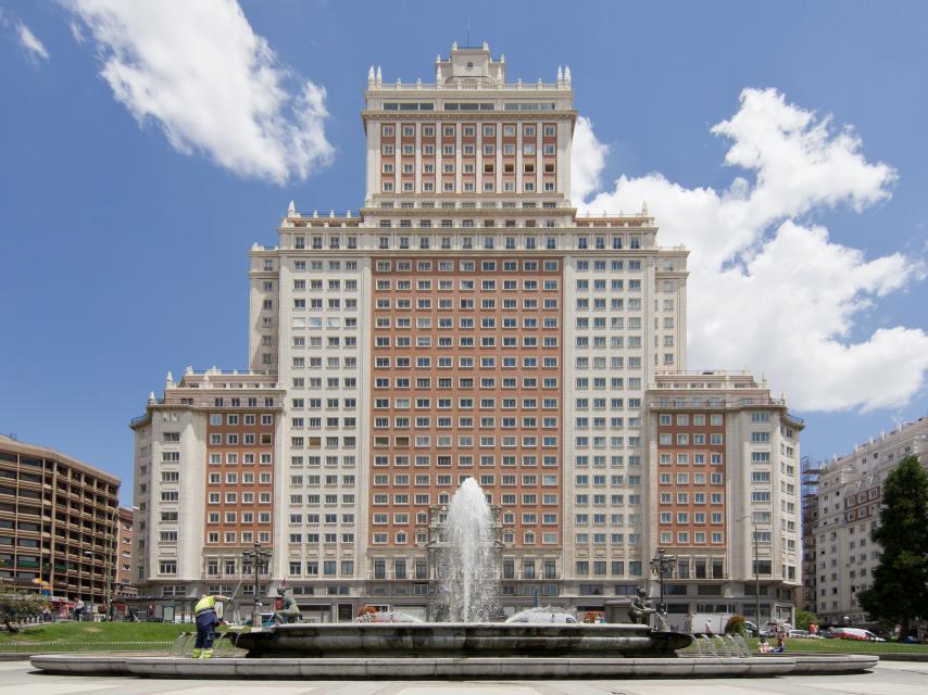 El Edificio España preside la plaza sobre la que se plantea la reforma.