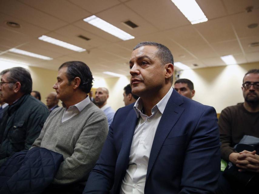 Miguel Ángel Flores (derecha), sentado en el banquillo de la Audiencia Provincial de Madrid.