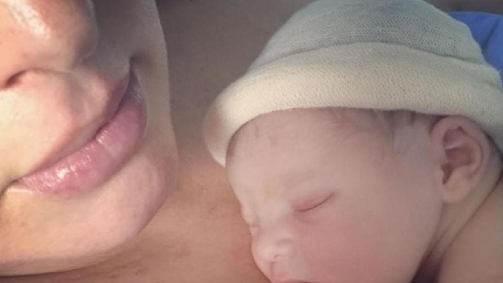 Tania Llasera con su hijo José Bowie en su regazo