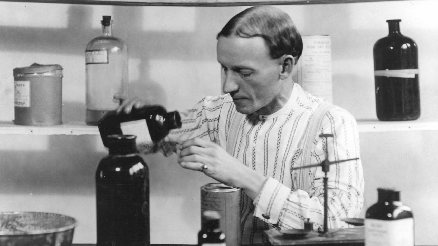 Charles Hatfield, mezclando su secreta fórmula química.