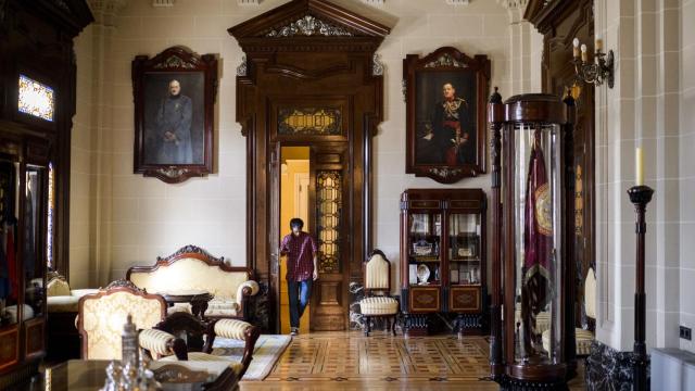 Ferreiro, en una de las estancia del pazo de María Pita.