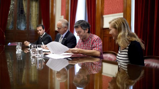 El alcalde, firmando unos convenios.