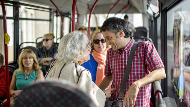 El alcalde, regresando a casa en el autobús urbano.